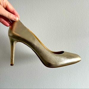 Michael Michael Kors gold pumps | size 10